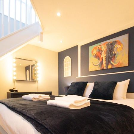 Lord Street - 2 Beautiful Apartments - Sleep Up To 14 Guests - By Rework Accommodation Chester Bagian luar foto