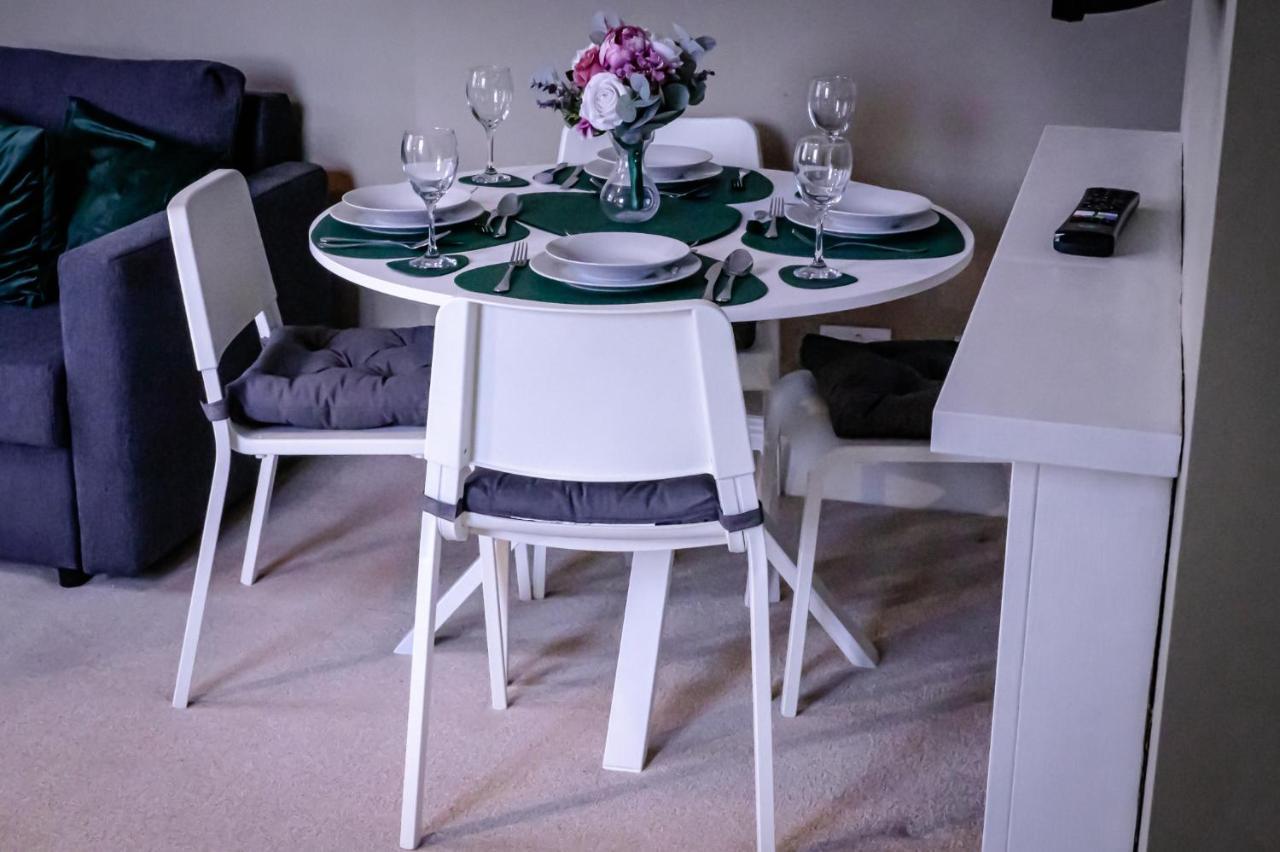 Lord Street - 2 Beautiful Apartments - Sleep Up To 14 Guests - By Rework Accommodation Chester Bagian luar foto