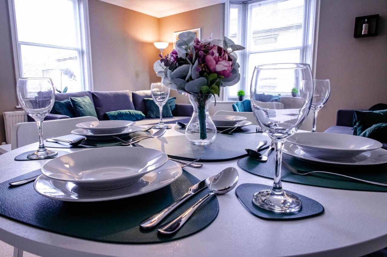 Lord Street - 2 Beautiful Apartments - Sleep Up To 14 Guests - By Rework Accommodation Chester Bagian luar foto