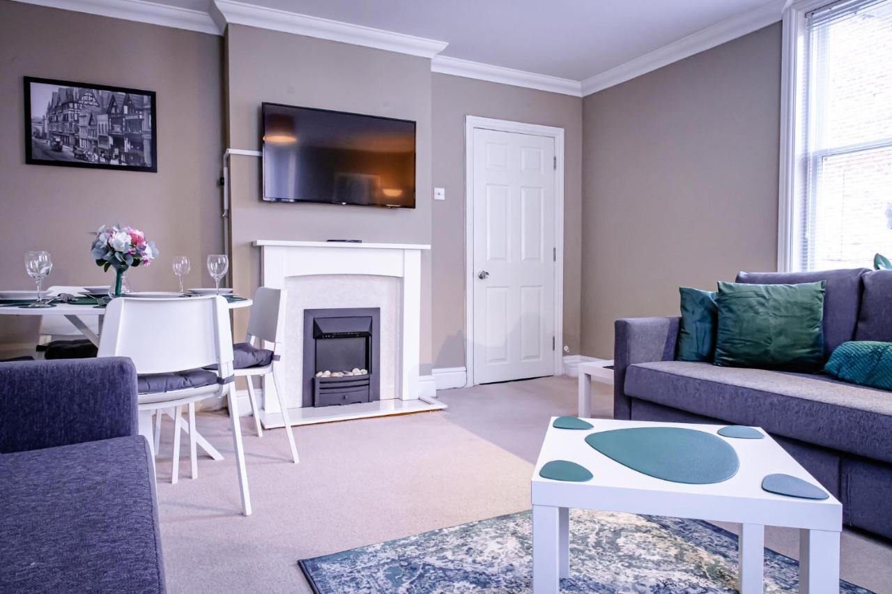 Lord Street - 2 Beautiful Apartments - Sleep Up To 14 Guests - By Rework Accommodation Chester Bagian luar foto
