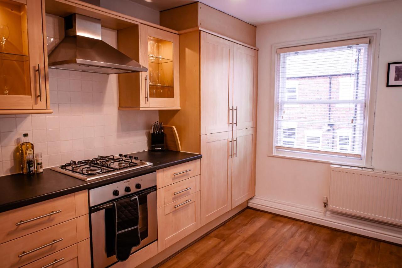 Lord Street - 2 Beautiful Apartments - Sleep Up To 14 Guests - By Rework Accommodation Chester Bagian luar foto