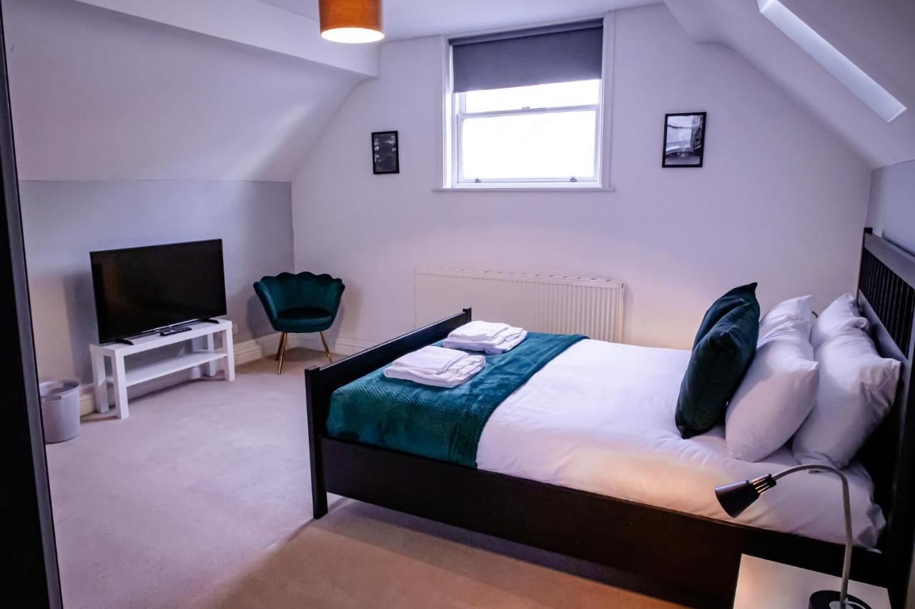 Lord Street - 2 Beautiful Apartments - Sleep Up To 14 Guests - By Rework Accommodation Chester Bagian luar foto