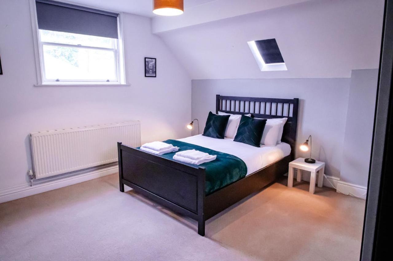 Lord Street - 2 Beautiful Apartments - Sleep Up To 14 Guests - By Rework Accommodation Chester Bagian luar foto