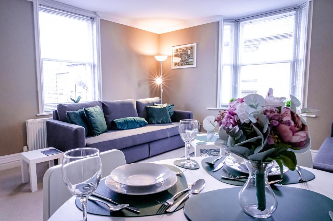 Lord Street - 2 Beautiful Apartments - Sleep Up To 14 Guests - By Rework Accommodation Chester Bagian luar foto