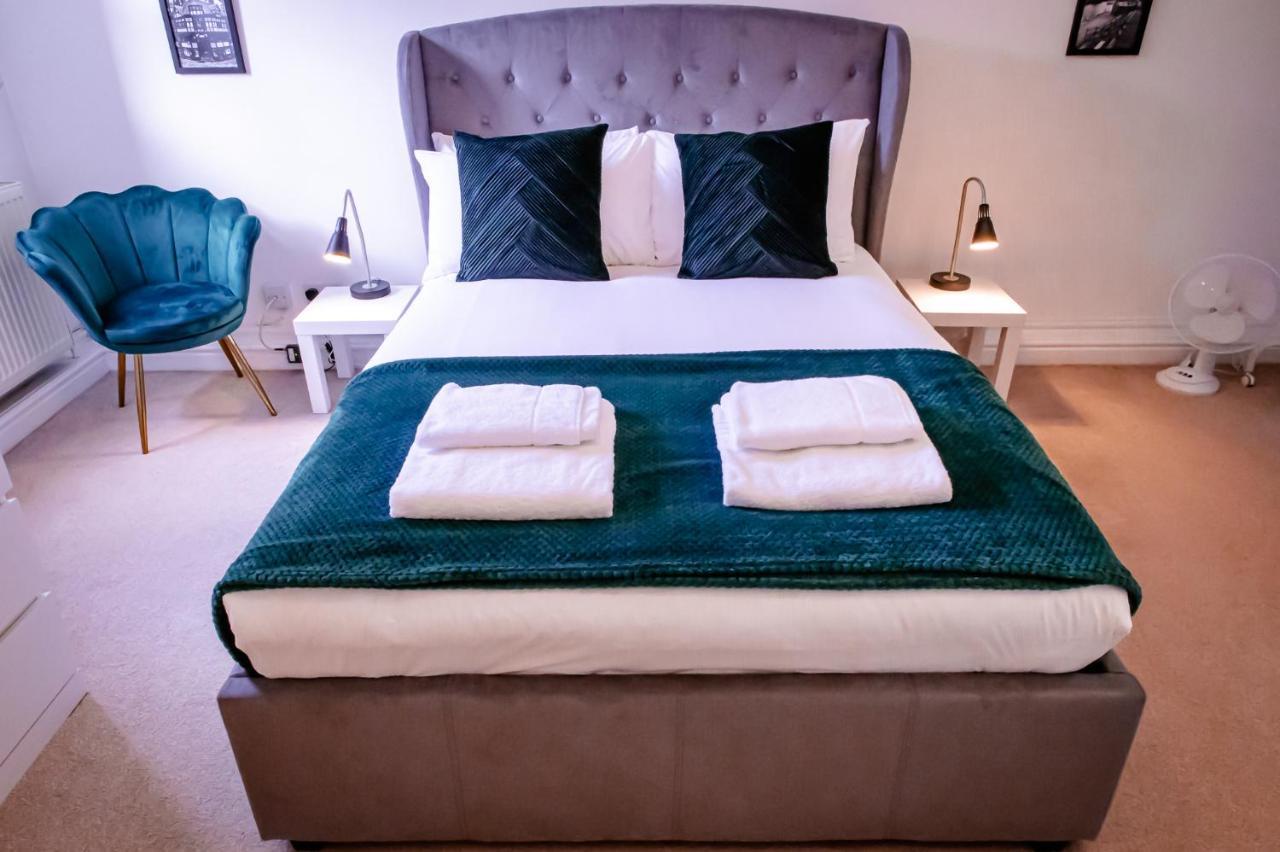 Lord Street - 2 Beautiful Apartments - Sleep Up To 14 Guests - By Rework Accommodation Chester Bagian luar foto