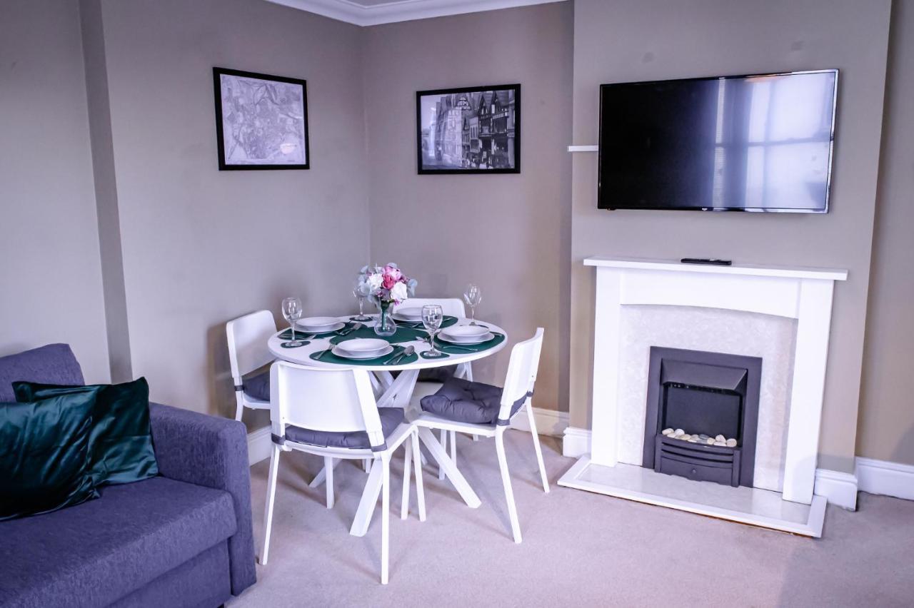 Lord Street - 2 Beautiful Apartments - Sleep Up To 14 Guests - By Rework Accommodation Chester Bagian luar foto