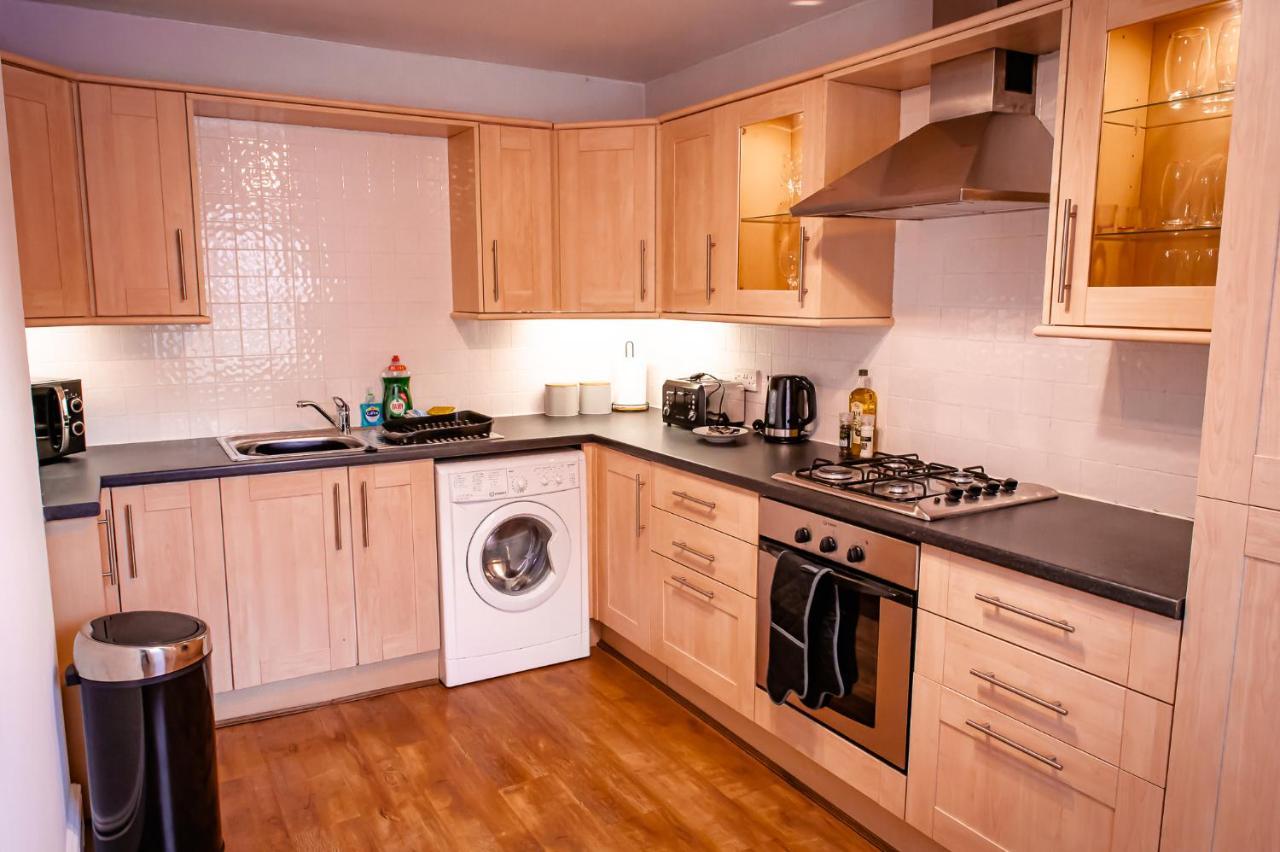 Lord Street - 2 Beautiful Apartments - Sleep Up To 14 Guests - By Rework Accommodation Chester Bagian luar foto