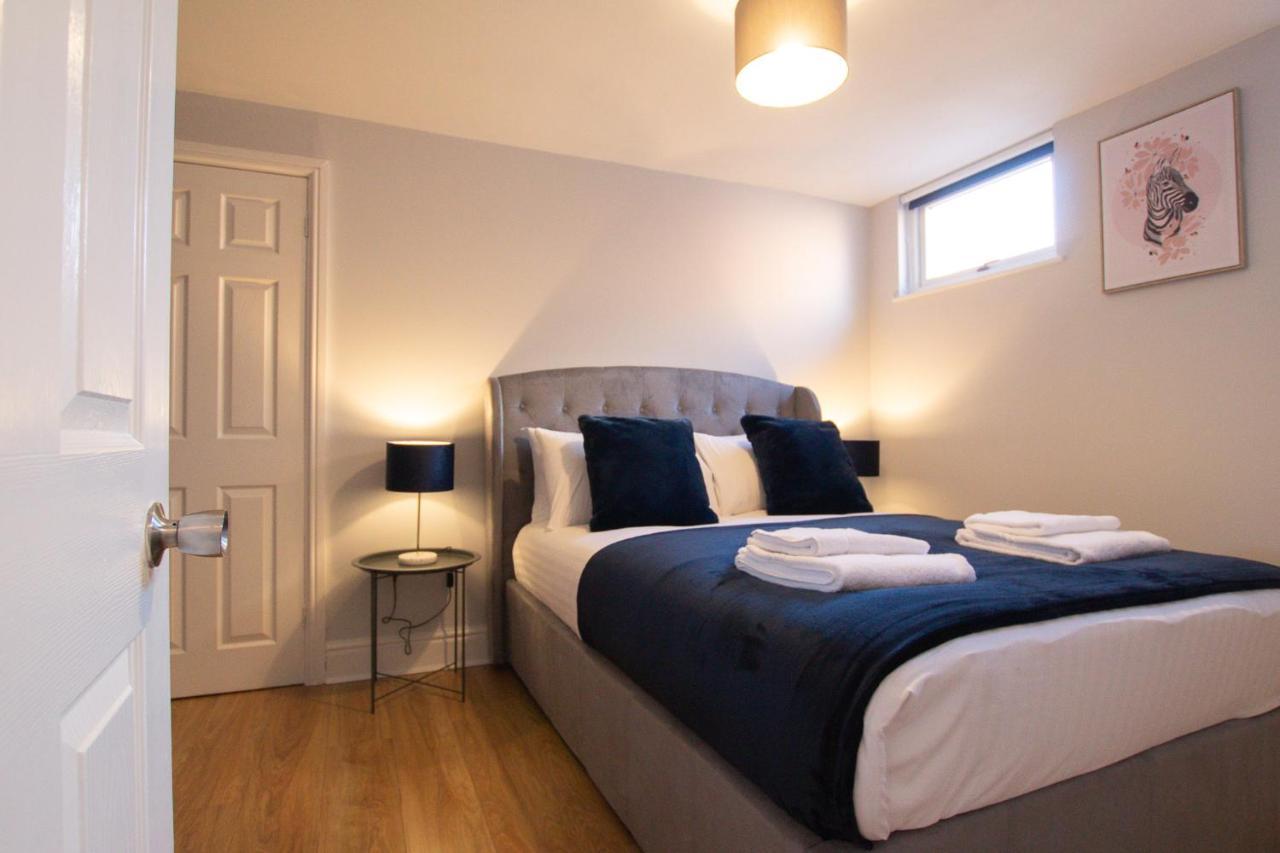 Lord Street - 2 Beautiful Apartments - Sleep Up To 14 Guests - By Rework Accommodation Chester Bagian luar foto