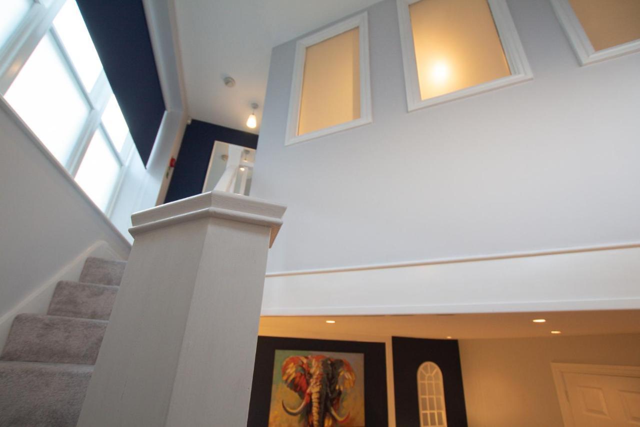 Lord Street - 2 Beautiful Apartments - Sleep Up To 14 Guests - By Rework Accommodation Chester Bagian luar foto