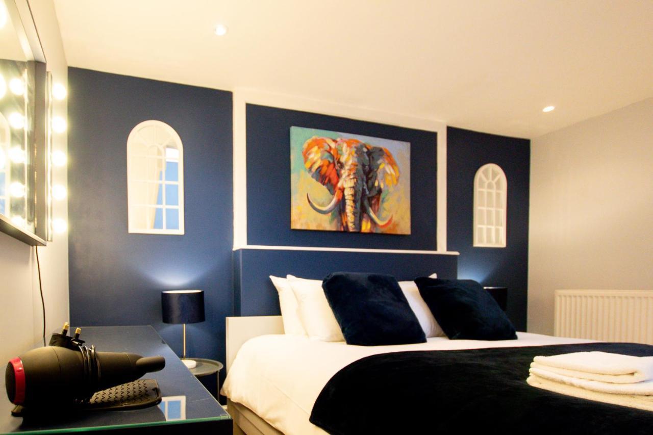 Lord Street - 2 Beautiful Apartments - Sleep Up To 14 Guests - By Rework Accommodation Chester Bagian luar foto