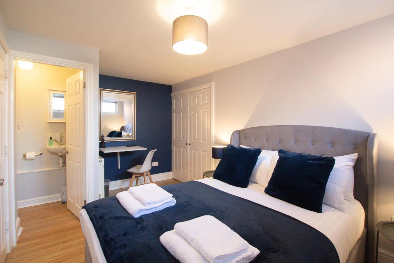 Lord Street - 2 Beautiful Apartments - Sleep Up To 14 Guests - By Rework Accommodation Chester Bagian luar foto