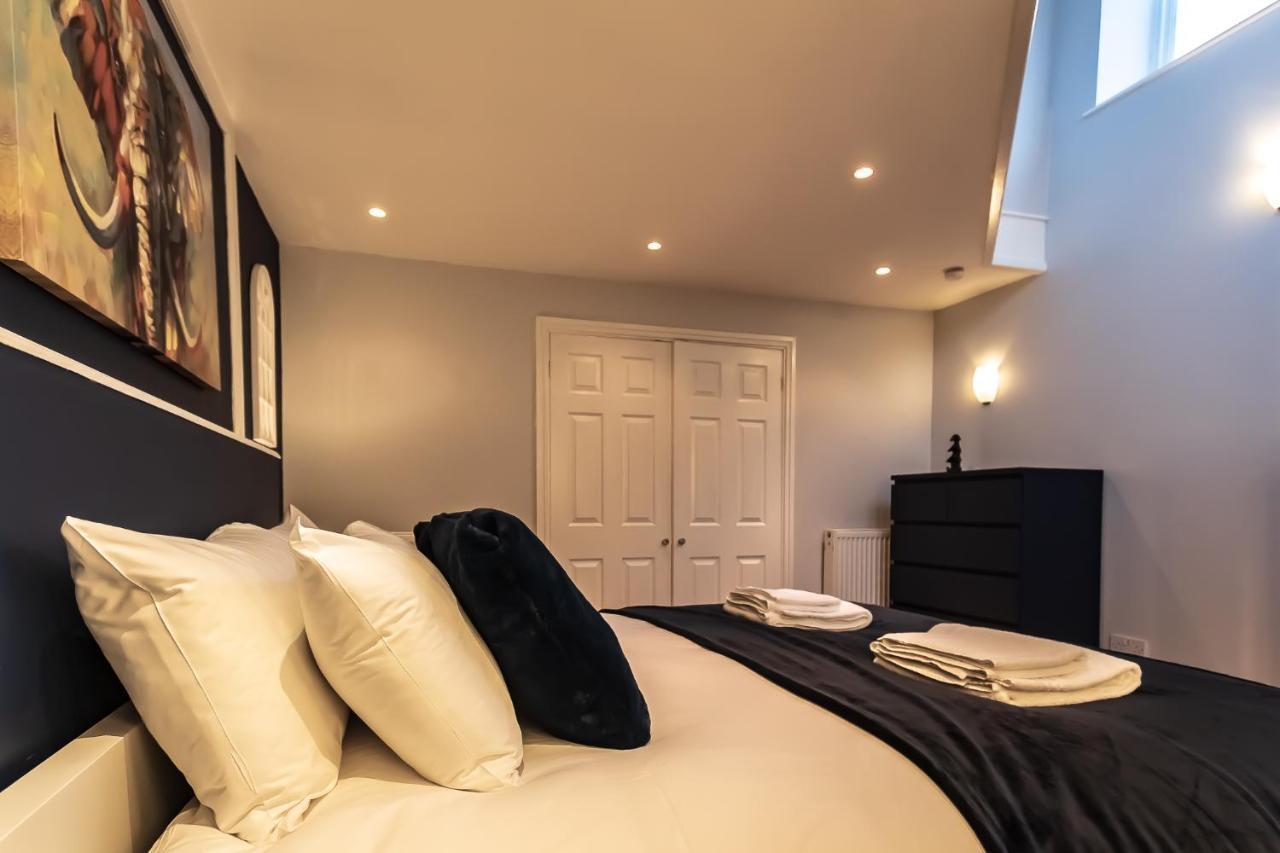 Lord Street - 2 Beautiful Apartments - Sleep Up To 14 Guests - By Rework Accommodation Chester Bagian luar foto