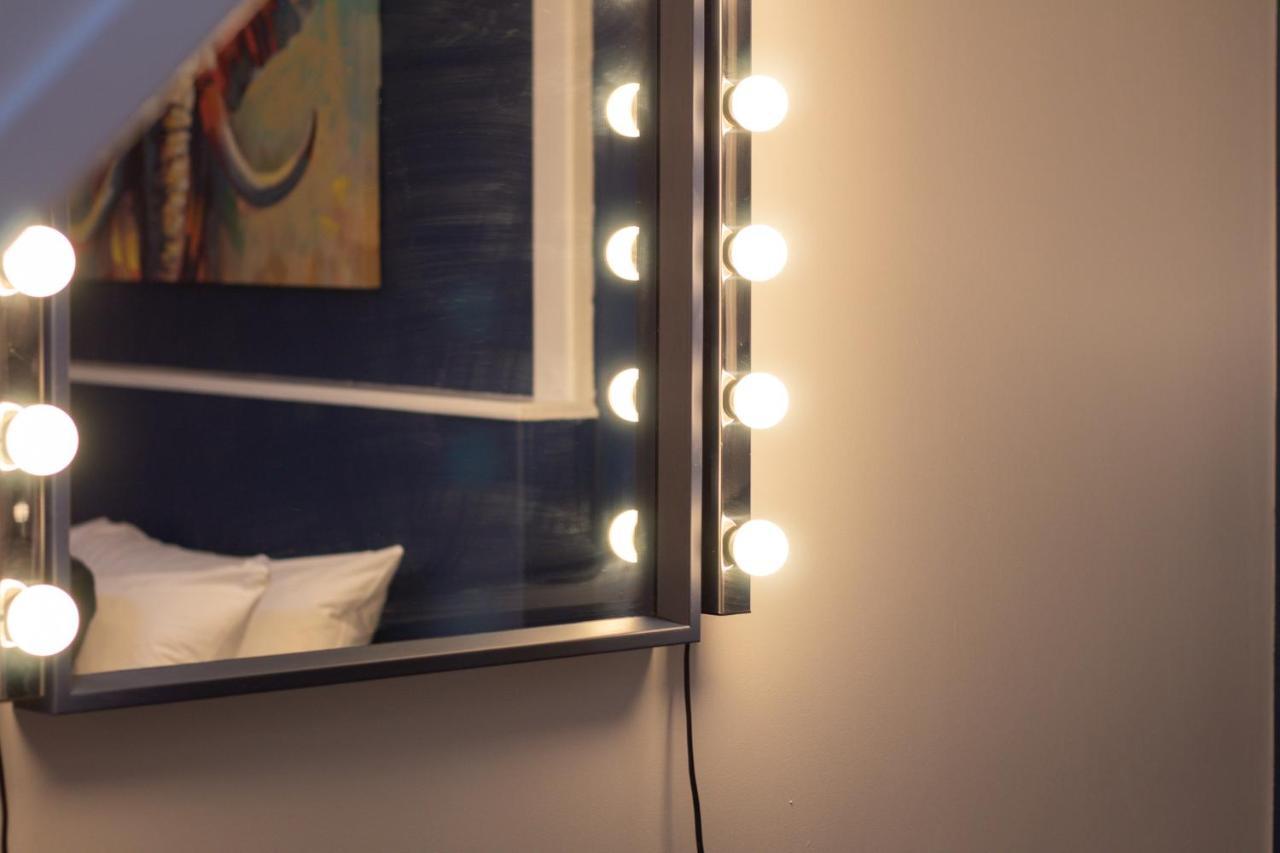 Lord Street - 2 Beautiful Apartments - Sleep Up To 14 Guests - By Rework Accommodation Chester Bagian luar foto