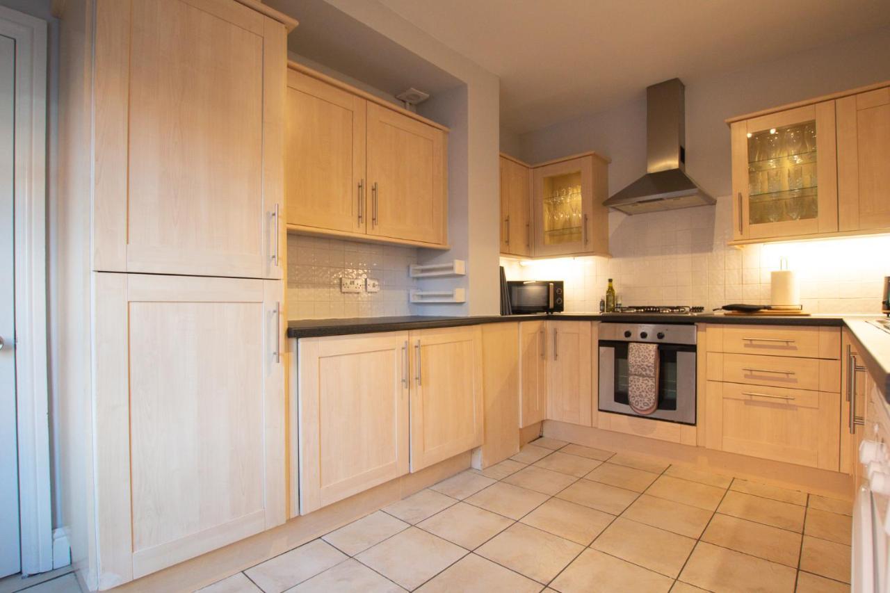 Lord Street - 2 Beautiful Apartments - Sleep Up To 14 Guests - By Rework Accommodation Chester Bagian luar foto