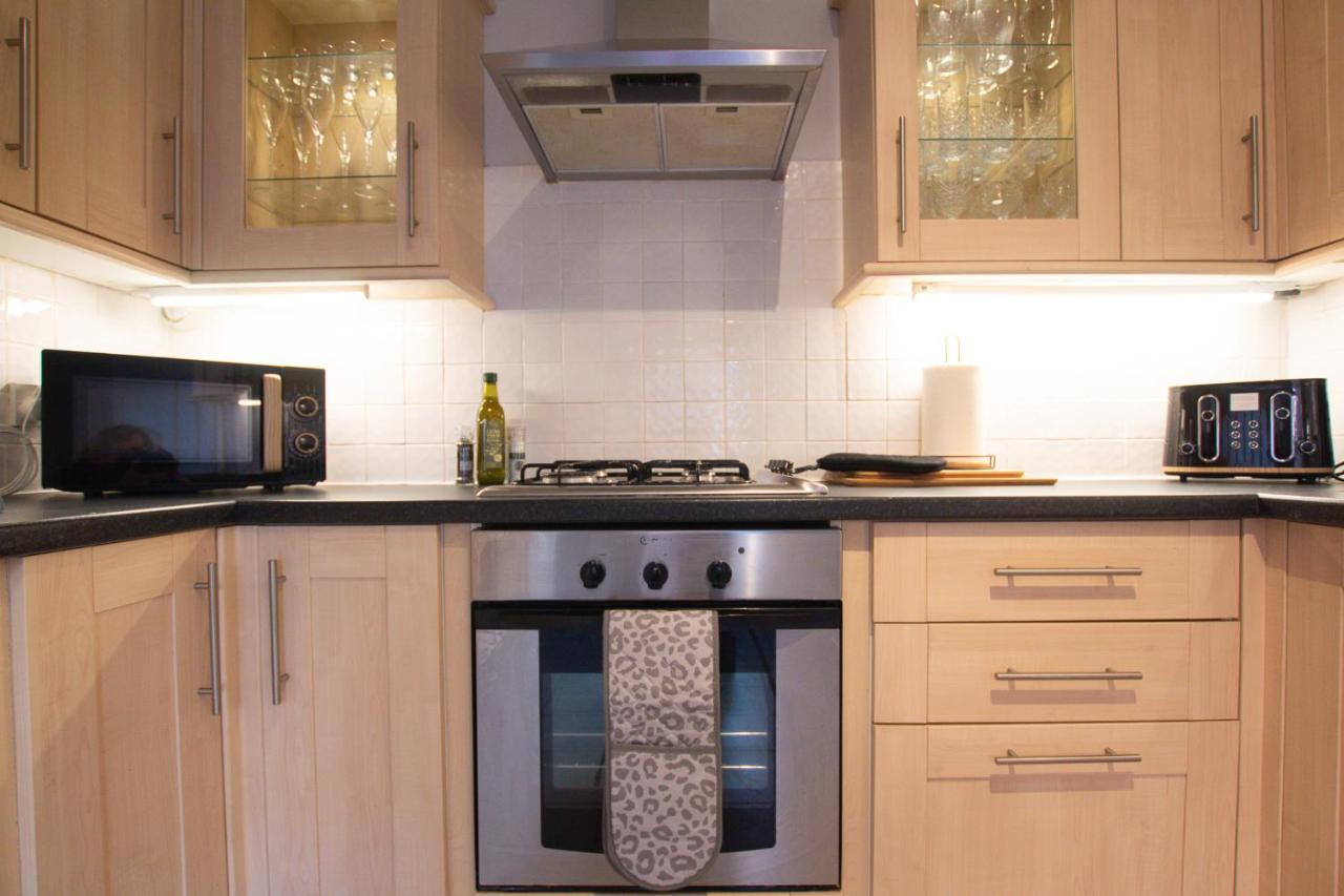 Lord Street - 2 Beautiful Apartments - Sleep Up To 14 Guests - By Rework Accommodation Chester Bagian luar foto