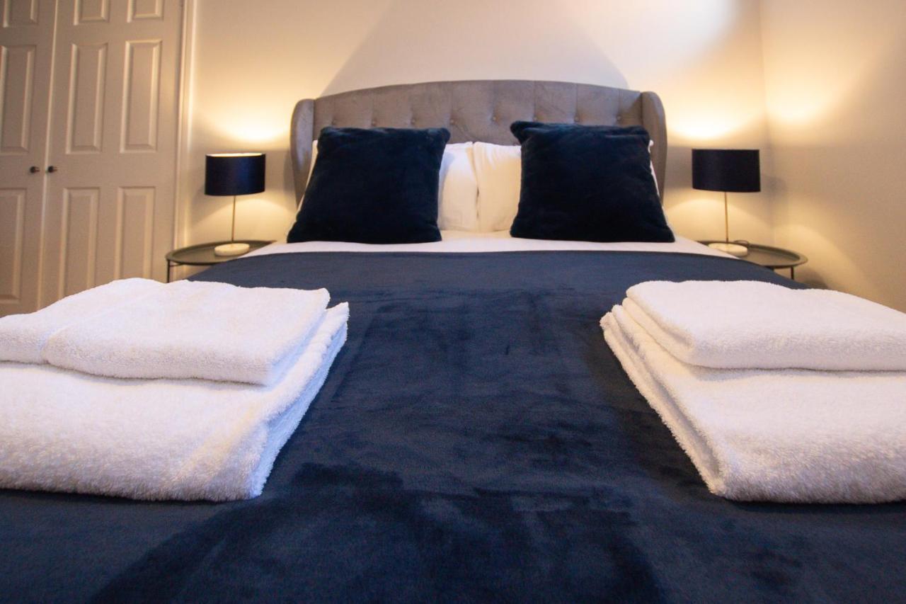 Lord Street - 2 Beautiful Apartments - Sleep Up To 14 Guests - By Rework Accommodation Chester Bagian luar foto