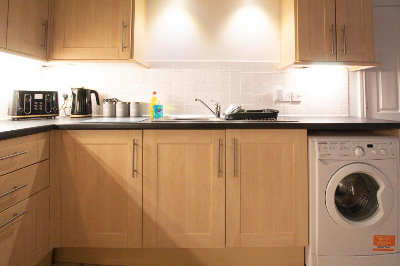 Lord Street - 2 Beautiful Apartments - Sleep Up To 14 Guests - By Rework Accommodation Chester Bagian luar foto