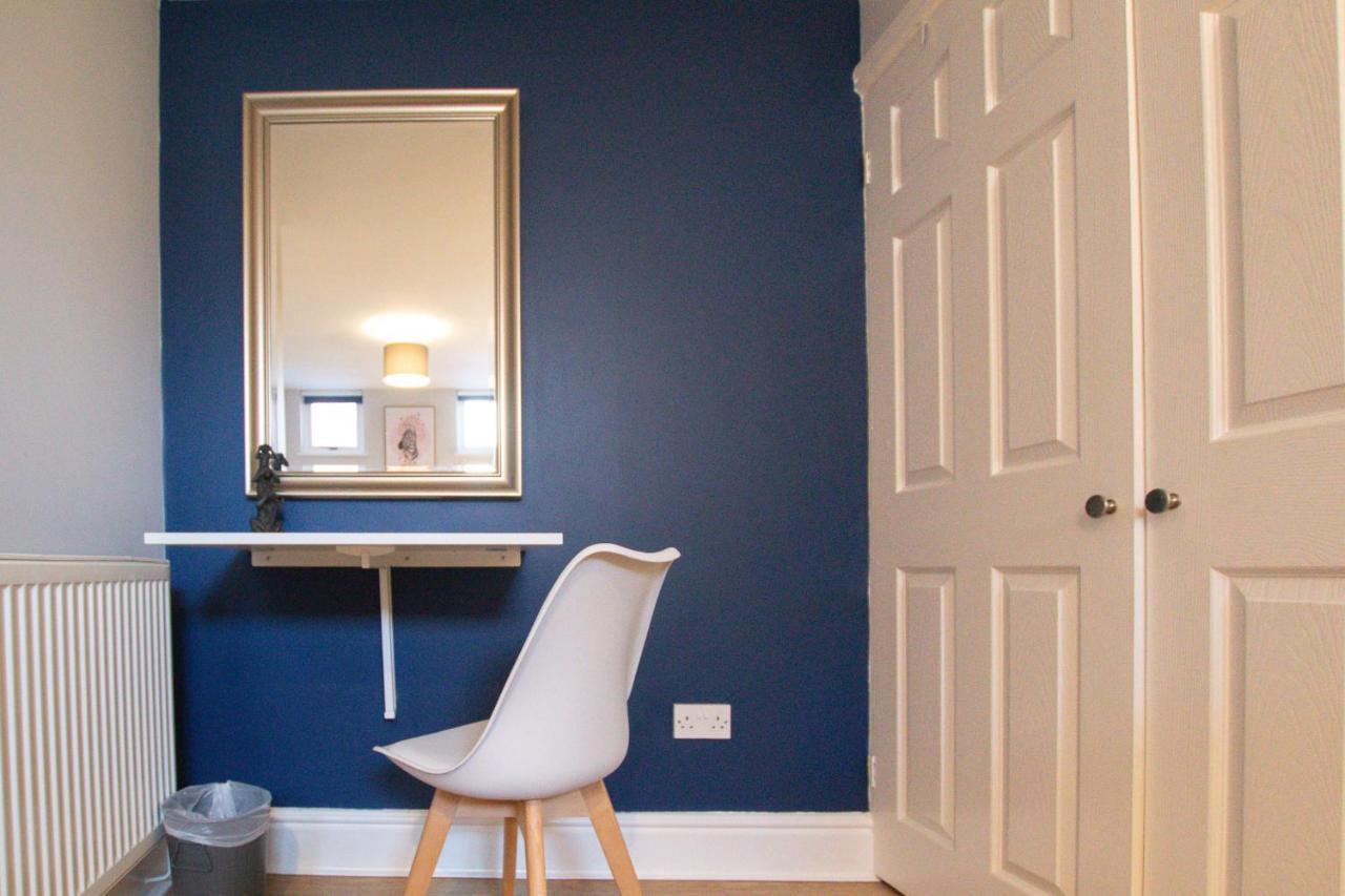 Lord Street - 2 Beautiful Apartments - Sleep Up To 14 Guests - By Rework Accommodation Chester Bagian luar foto