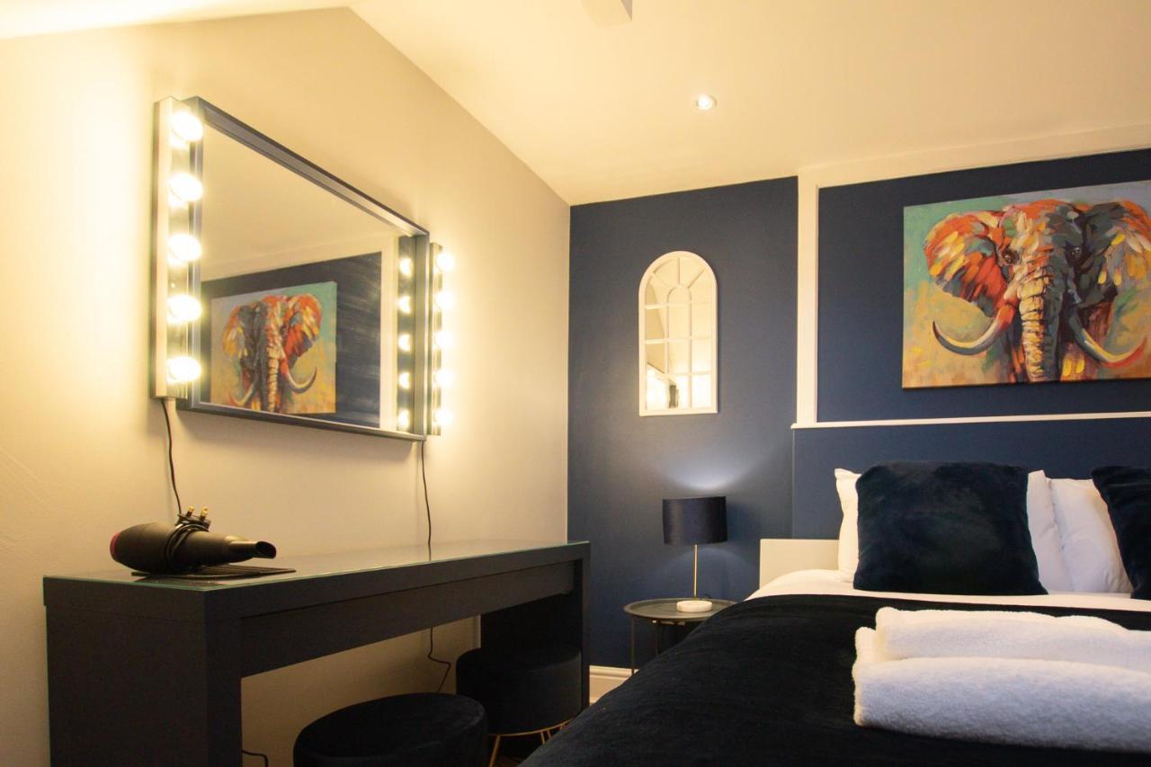 Lord Street - 2 Beautiful Apartments - Sleep Up To 14 Guests - By Rework Accommodation Chester Bagian luar foto