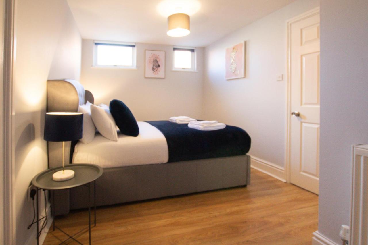 Lord Street - 2 Beautiful Apartments - Sleep Up To 14 Guests - By Rework Accommodation Chester Bagian luar foto