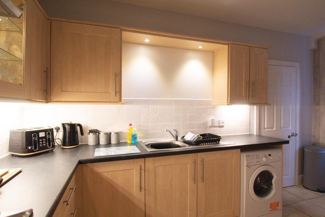 Lord Street - 2 Beautiful Apartments - Sleep Up To 14 Guests - By Rework Accommodation Chester Bagian luar foto