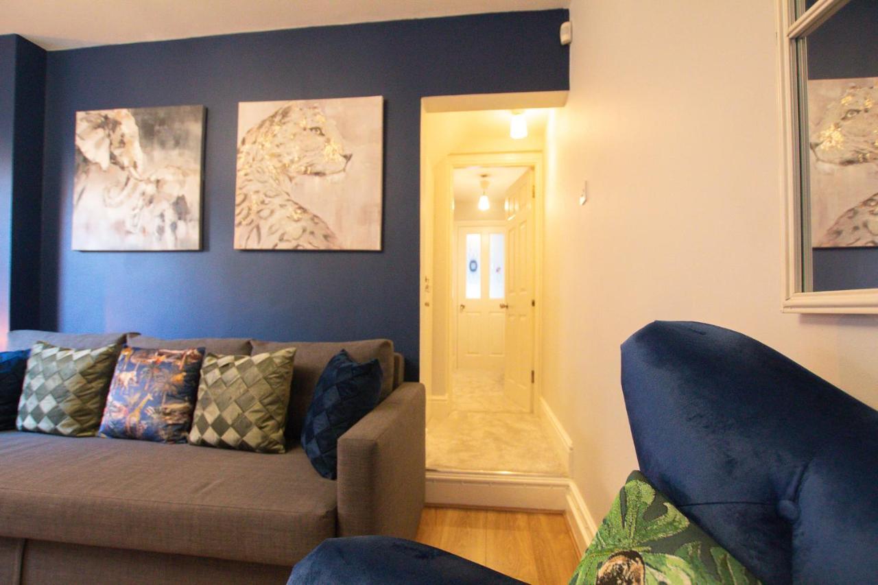 Lord Street - 2 Beautiful Apartments - Sleep Up To 14 Guests - By Rework Accommodation Chester Bagian luar foto