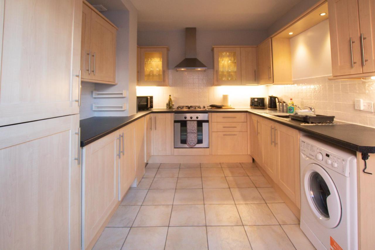 Lord Street - 2 Beautiful Apartments - Sleep Up To 14 Guests - By Rework Accommodation Chester Bagian luar foto